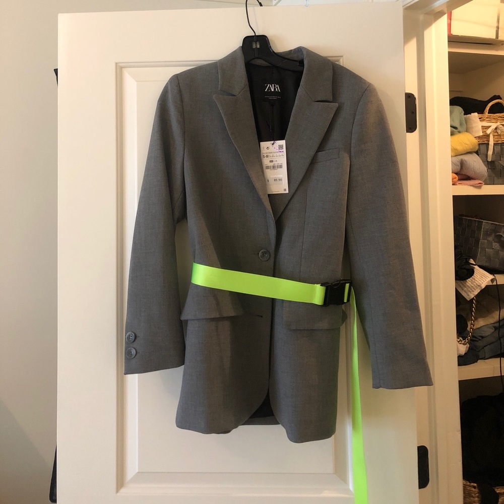 GRAY ZARA BLAZER WITH NEON PARACHUTE BUCKLE BELT